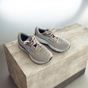 Brooks GHOST Women's Athletic Shoes - Beige and Purple